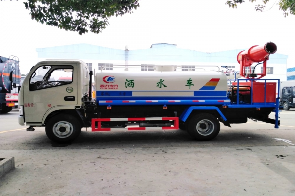 東風小多利卡綠化噴灑車(4.5立方、30米霧炮機)圖片