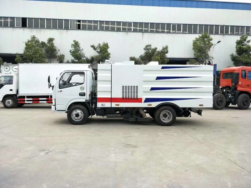 東風小多利卡5方吸塵車