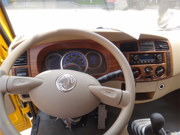 東風雙排座8-10米平臺升降高空作業車圖片