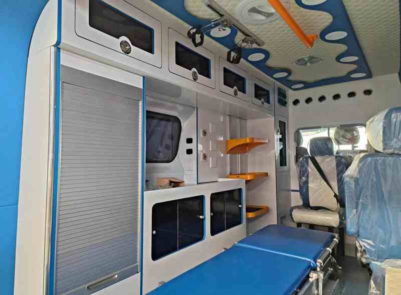 大通V70中軸中頂救護(hù)車圖片